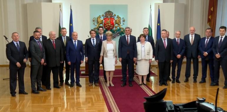 Новите министри получиха властта. Първи думи